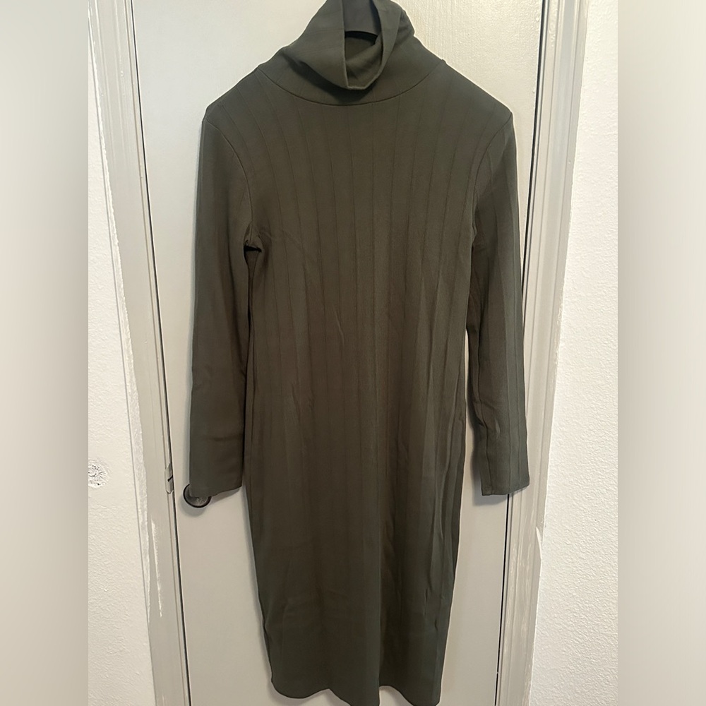Wild fable dress with slit on the back
